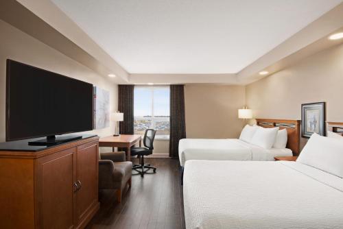 Кровать или кровати в номере Royal Hotel Edmonton Airport Trademark Collection By Wyndham