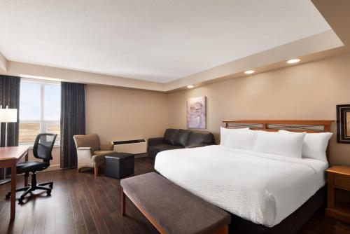 Кровать или кровати в номере Royal Hotel Edmonton Airport Trademark Collection By Wyndham