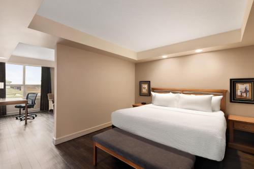 Кровать или кровати в номере Royal Hotel Edmonton Airport Trademark Collection By Wyndham