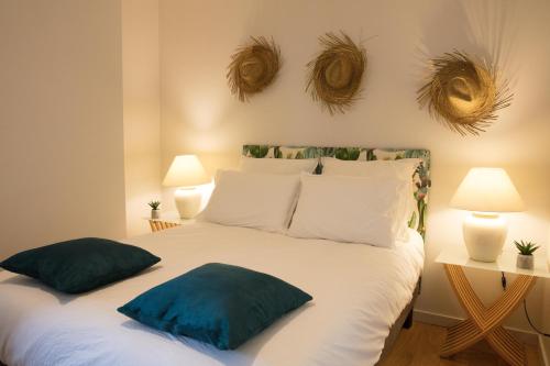 a bedroom with a bed with two pillows on it at Appartement A-Mi-Chemin - Centre-ville de Tournus in Tournus