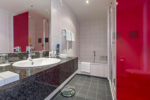 Bathroom sa Park Inn by Radisson Frankfurt Airport