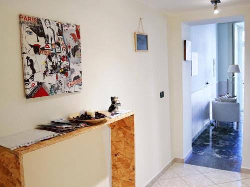 una stanza con bancone e un dipinto sul muro di La Casetta di Nonna Pina - Appartamento con cucina in pieno centro a Torre Annunziata