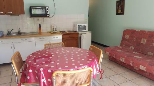 een keuken met een tafel en een bank bij Villa Norica Studio in Bordezac