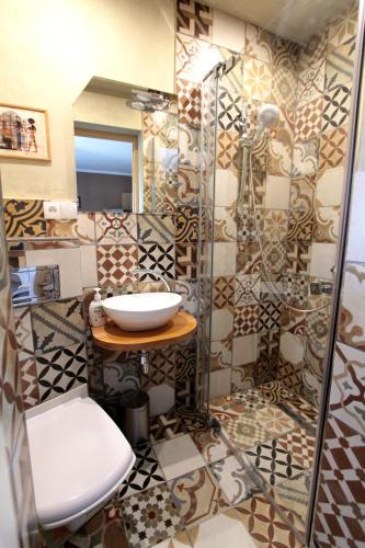 a bathroom with a shower with a toilet and a sink at Agroturystyka Lucyna Babińska in Wünschelburg