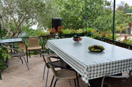Una mesa y sillas en un patio. en Apartments Zjacic, en Brodarica