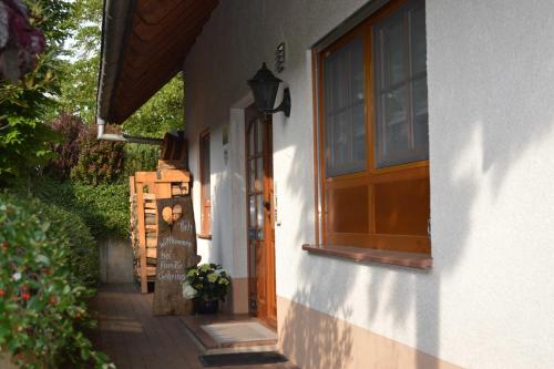 una entrada a una casa con ventana y puerta en Ferienhaus Gehring en Schuttertal