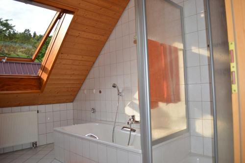 Bilik mandi di Ferienhaus Gehring