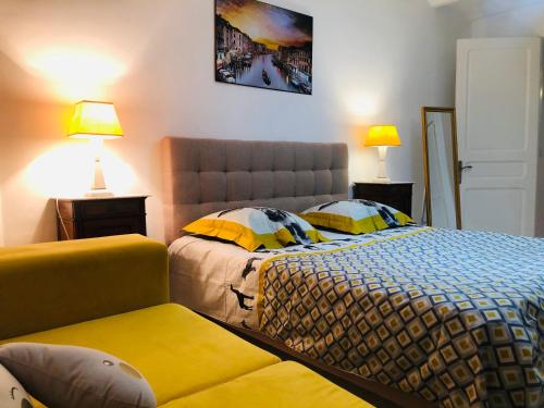 a bedroom with two beds and two lamps at Cosy appart en plein coeur de la Marsa in La Marsa