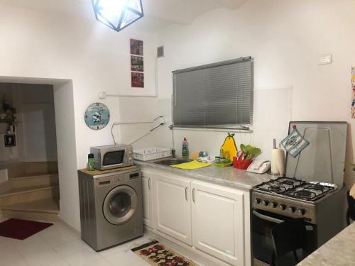a kitchen with a stove and a washing machine at Cosy appart en plein coeur de la Marsa in La Marsa