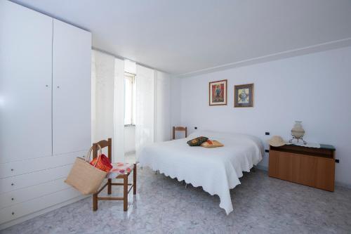 - une chambre blanche avec un lit et une commode dans l'établissement Sorelle Amendola - Amalfi coast - close to the beach, à Atrani