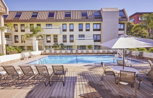サンフランシスコにあるRiu Plaza Fisherman's Wharfのパティオ(椅子、パラソル、プール付)