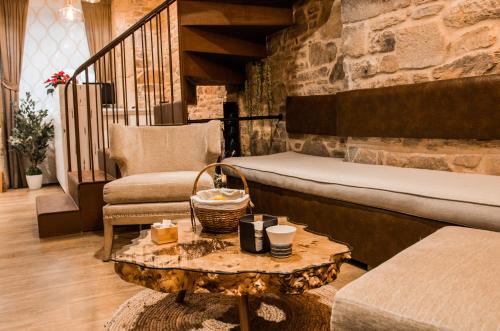salon z kanapą i stołem w obiekcie Casa da Balconada w Santiago de Compostela