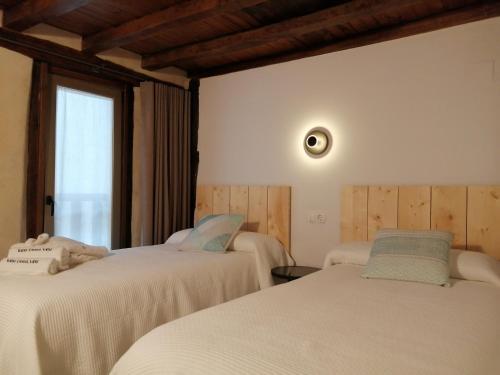 Ένα ή περισσότερα κρεβάτια σε δωμάτιο στο VEN LUNA, VEN Casa-SPA Astroturismo rural TR-CC-00361