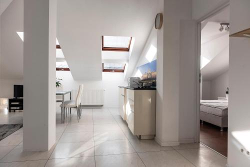 ein weißes Zimmer mit einem Bett und einem Tisch in der Unterkunft MK Apartment 100m2 Friends&Family in Krakau