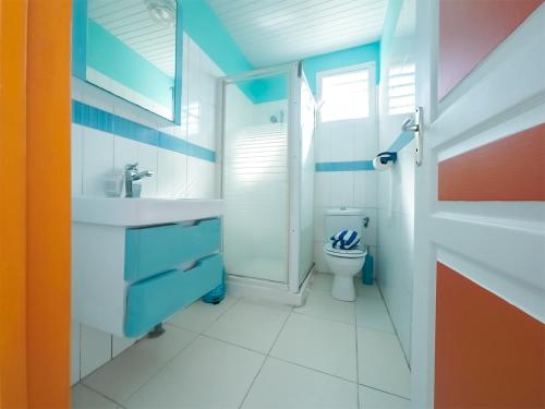 uma casa de banho com um lavatório e um WC em LA MAISON JOSÉPHINE ANSE à L'ANE - 6 PERS em Les Trois-Îlets