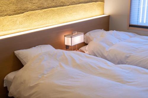 Una cama o camas en una habitación de marutto Ishikawa