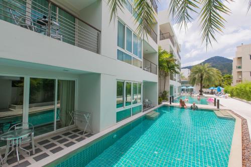 Bazén v ubytování The Palms, Kamala Beach - SHA Extra Plus nebo v jeho okolí