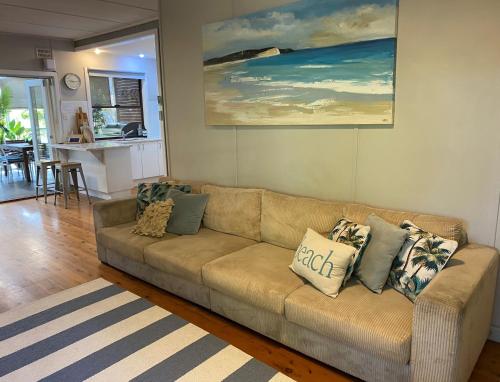 sala de estar con sofá y almohadas en CHILL-OUT BEACH HOUSE - Forster en Forster