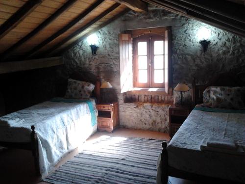 um quarto com 2 camas e uma janela em Rc - Alcobaca Villa! em Alcobaça