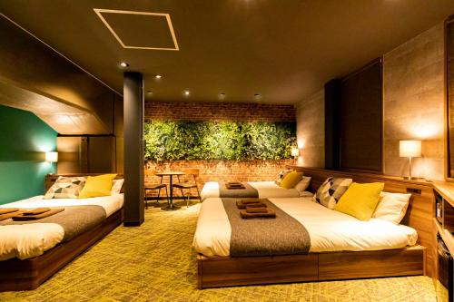 1 dormitorio con 2 camas en una habitación en UNDER RAILWAY HOTEL AKIHABARA, en Tokio