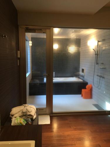uma casa de banho com banheira num quarto em LUXe em Higashihiroshima