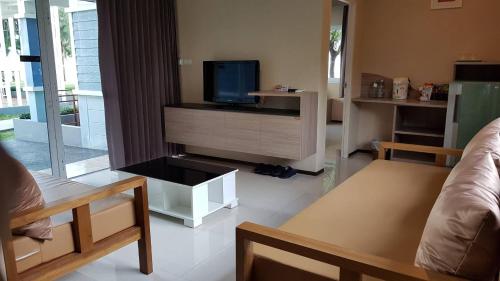 Телевизор и/или развлекательный центр в Chaolao Tosang Beach Hotel