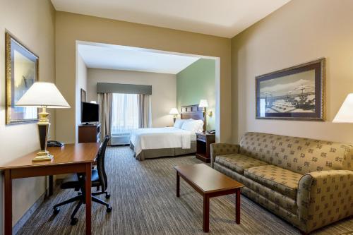 Кровать или кровати в номере Holiday Inn Express & Suites Bradenton East-Lakewood Ranch, an IHG Hotel