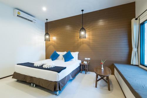 Кровать или кровати в номере Chaolao Tosang Beach Hotel