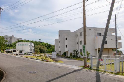 an empty street next to a building with a fence at Villa BluMare Shirahama in Shirahama