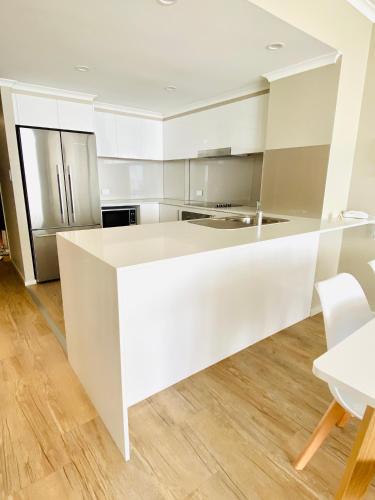 Kuchyň nebo kuchyňský kout v ubytování Kirra Beach Apartments