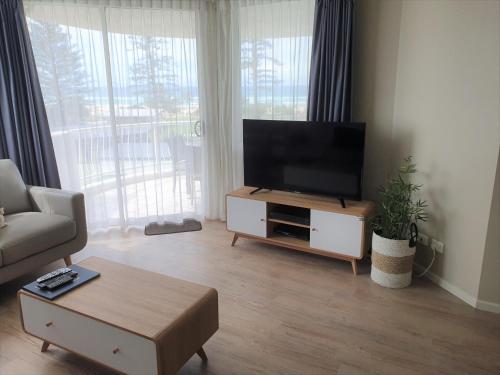 TV a/nebo společenská místnost v ubytování Kirra Beach Apartments