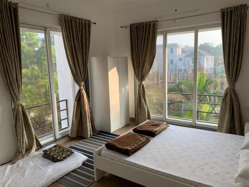 Katil atau katil-katil dalam bilik di Bendre's Holiday Home & Lawns-Karla