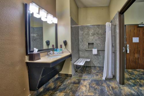 y baño con lavabo, ducha y espejo. en Holiday Inn Express and Suites Lubbock South, an IHG Hotel, en Lubbock