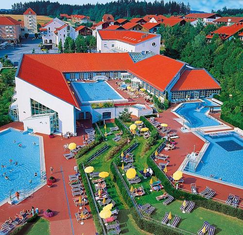 einen Luftblick auf ein Resort mit einem Pool in der Unterkunft Sonnleiten-Rupert in Bad Griesbach