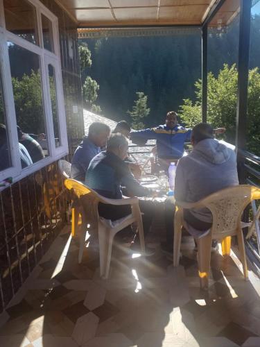 En restaurant eller et andet spisested på Shanti Jungle cottage