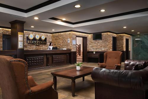 a lobby with a waiting room with a table and chairs at Royal Park Apartments in Bansko