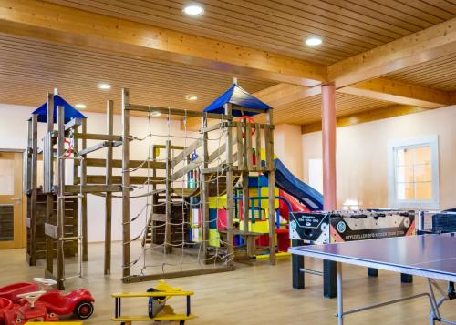 una palestra con sala giochi con parete da arrampicata e tavolo di Hotel Bayernhof a Greding