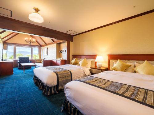 A bed or beds in a room at Urabandai Lake Resort Geihinkan Nekoma Rikyu