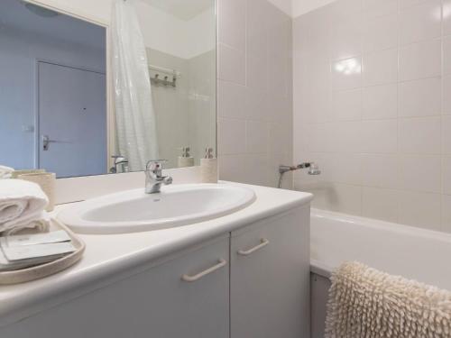 La salle de bains blanche est pourvue d'un lavabo et d'une baignoire. dans l'établissement Duplex coquet avec PARKING proche centre-ville de Lyon, à Villeurbanne