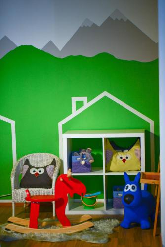 a childs room with a toy house with cats in it at Die Schlummerkiste in Kastellaun