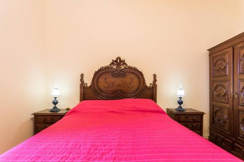 a bedroom with a bed with a bright pink bedspread at Casa Amoreira - Quinta Amoreira in Faro
