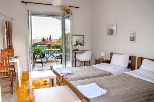 Cet appartement comprend une chambre avec deux lits et un balcon. dans l'établissement Paleo Kalamaki, à Isthmia