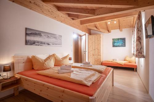 1 dormitorio con 2 camas en una habitación con techos de madera en Talhammerhof, en Uderns