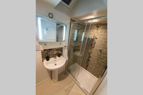 Un baño de Annex in Chippenham with Parking and WIFI
