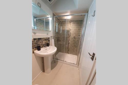 Un baño de Annex in Chippenham with Parking and WIFI