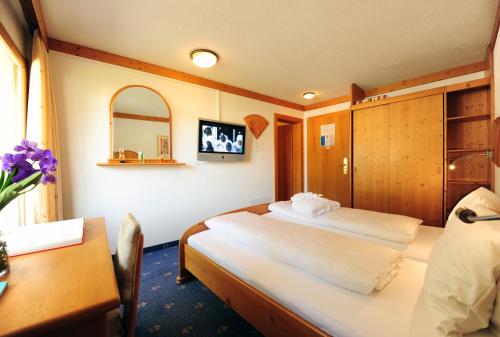 Кровать или кровати в номере Country Wellnesshotel Bündnerhof