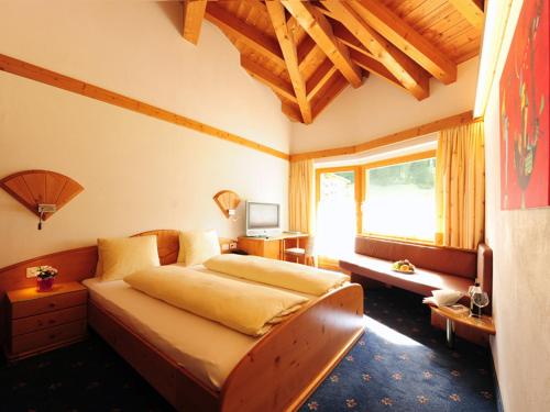 Кровать или кровати в номере Country Wellnesshotel Bündnerhof