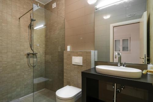 un bagno con lavandino, WC e doccia di Perla Resort a Rogoznica (Rogosnizza)