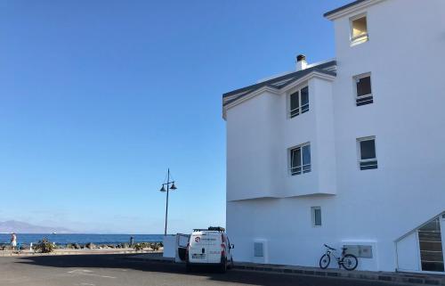 MY OCEAN HOME - Breathtaking location, Steps to the ocean, Spacious sea view, Fully Equipped and Well-Furnished with Private Entrance and High-Speed Fiber Optic Internet