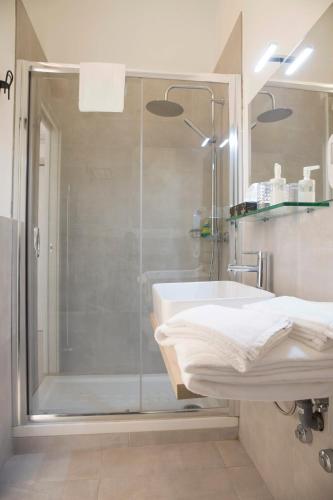 a bathroom with a shower and a sink at Torre 2 San Bonifacio - Locazione Turistica in San Bonifacio